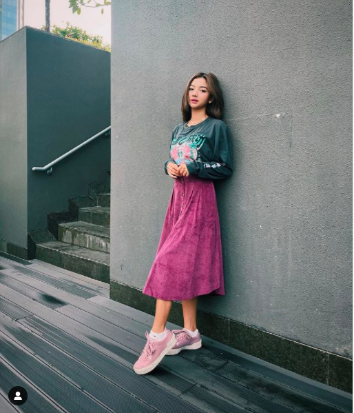 Elsa Ikatan Cinta terlihat berkelas meskipun dalam outfit yang santai.