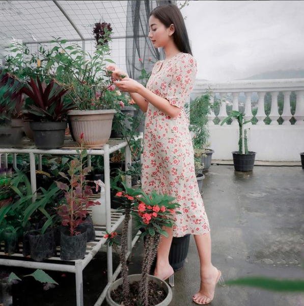 Gaun-Floral-yang-Match-Dengan-Latarnya