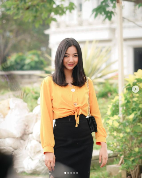 Selain-Jadi-Aktris-Glenca-dengan-Outfit-Formal-Cocok-Jadi-Apa-Nih?